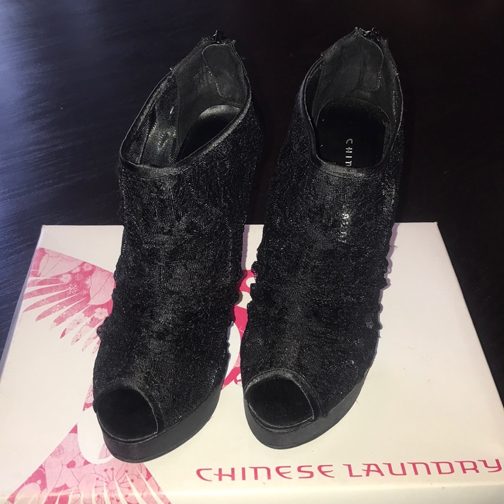Chinese Laundry Black Lace Platform Pump - Picture 4 of 6